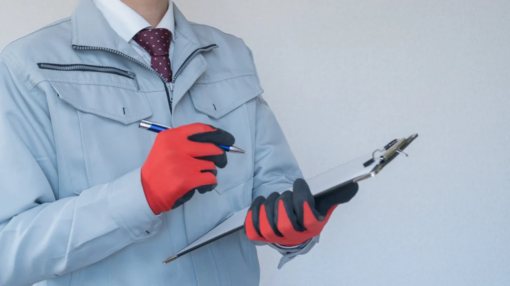 点検作業をする作業員