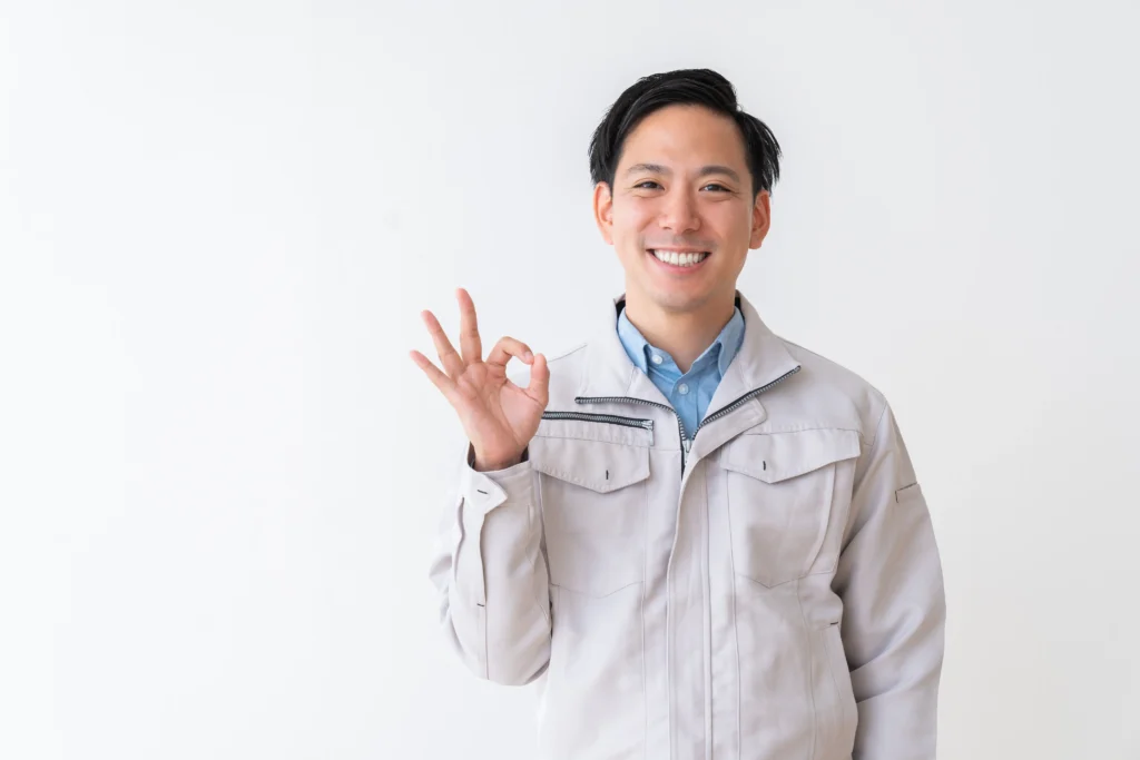 作業員が正解ポーズをしている
