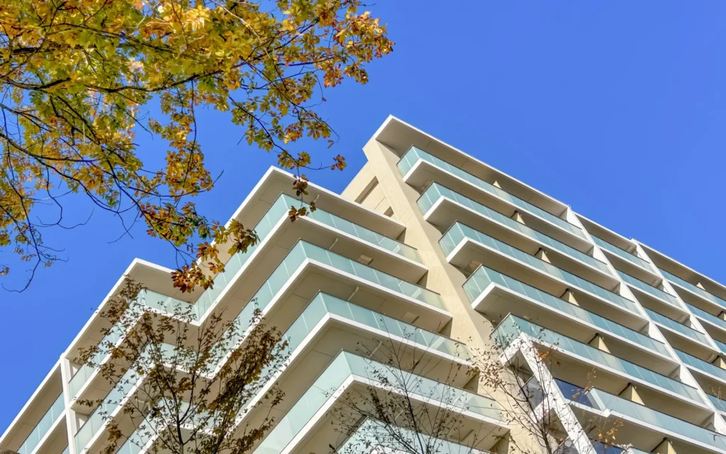 消防点検の対象となるマンション外観（共用部のある集合住宅）イメージ画像