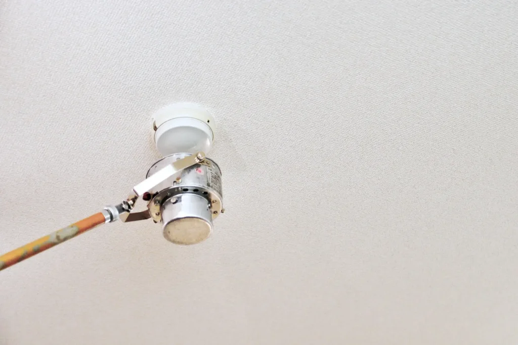 火災報知器の点検をしている様子