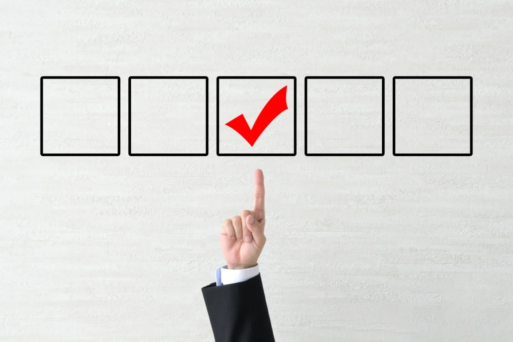 複数の選択肢から最適な点検業者を選ぶイメージ