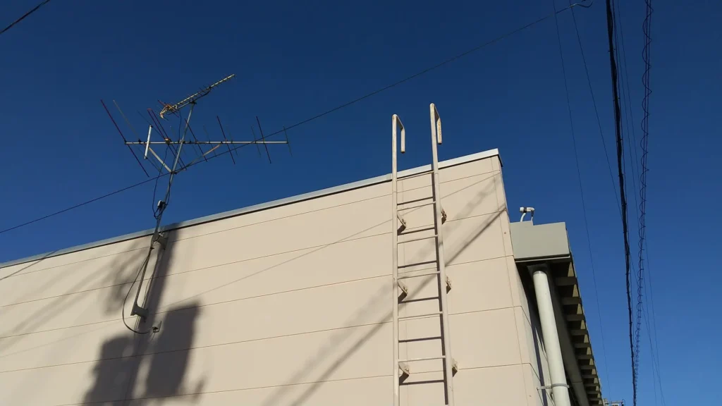 屋上から伸びている避難ハシゴ