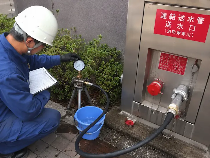 連結送水官の体圧試験している様子